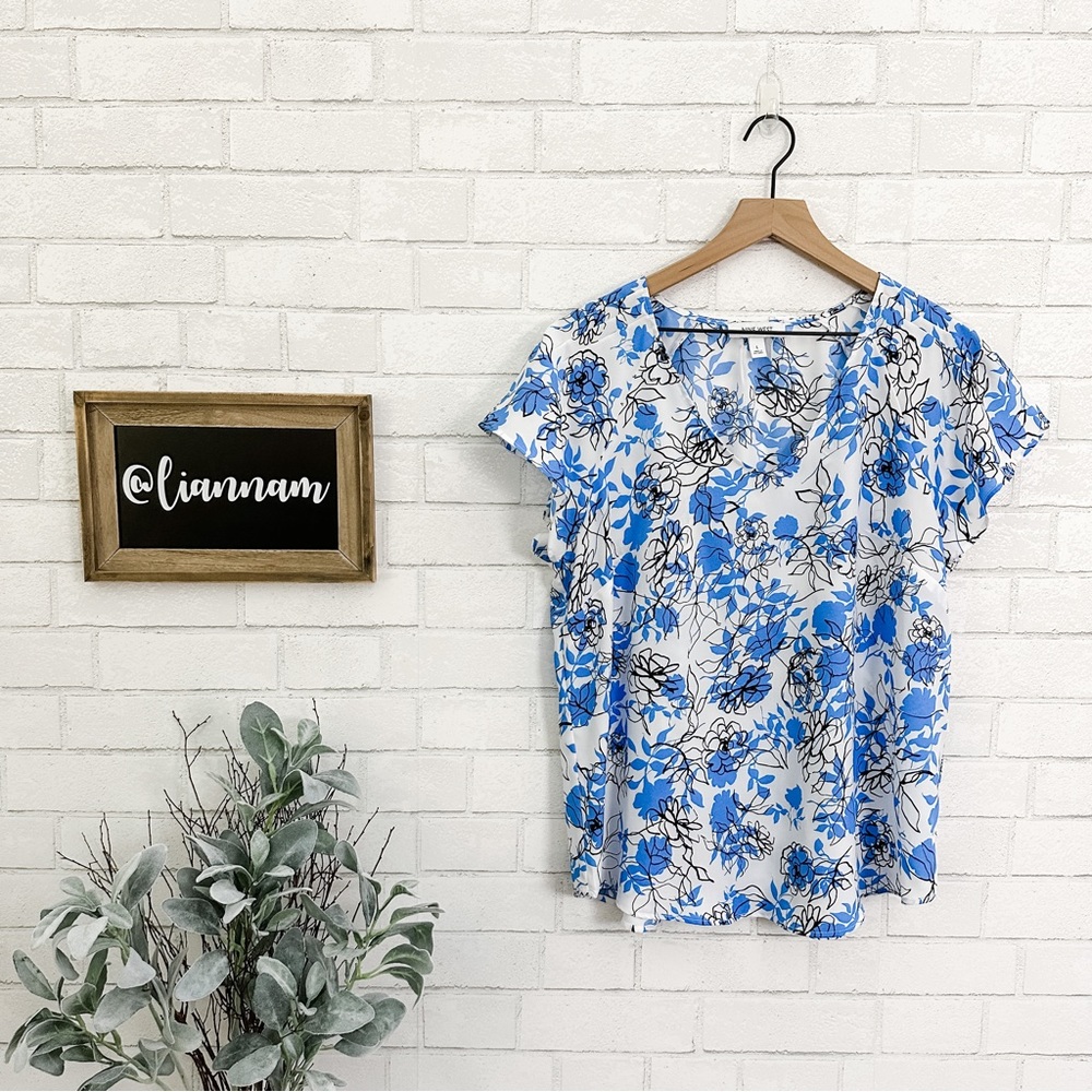 Nine West White & Blue Flowered Short Sleeve V-Neck Top